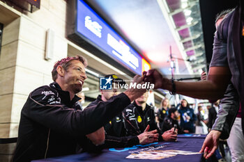 2024-03-01 - BUTTON Jenson (gbr), Hertz Team Jota, Porsche 963, autograph session, pitwall, portrait during the Qatar Airways Qatar 1812 KM, 1st round of the 2024 FIA World Endurance Championship, from February 29 to March 02, 2024 on the Losail International Circuit in Lusail, Qatar - FIA WEC - QATAR AIRWAYS QATAR 1812 KM - ENDURANCE - MOTORS