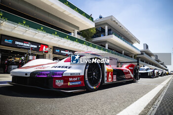 2024-03-01 - 06 ESTRE Kevin (fra), LOTTERER André (ger), VANTHOOR Laurens (bel), Porsche Penske Motorsport, Porsche 963 #06, Hypercar, pitlane, ambiance during the Qatar Airways Qatar 1812 KM, 1st round of the 2024 FIA World Endurance Championship, from February 29 to March 02, 2024 on the Losail International Circuit in Lusail, Qatar - FIA WEC - QATAR AIRWAYS QATAR 1812 KM - ENDURANCE - MOTORS