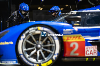 2024-03-01 - 02 BAMBER Earl (nzl), LYNN Alex (gbr), BOURDAIS Sébastien (fra), Cadillac Racing #02, Hypercar, pitstop, arrêt aux stands, mechanic, mecanicien, ambiance during the Qatar Airways Qatar 1812 KM, 1st round of the 2024 FIA World Endurance Championship, from February 29 to March 02, 2024 on the Losail International Circuit in Lusail, Qatar - FIA WEC - QATAR AIRWAYS QATAR 1812 KM - ENDURANCE - MOTORS