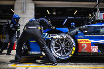 2024-03-01 - 02 BAMBER Earl (nzl), LYNN Alex (gbr), BOURDAIS Sébastien (fra), Cadillac Racing #02, Hypercar, pitstop, arrêt aux stands, mechanic, mecanicien, portrait during the Qatar Airways Qatar 1812 KM, 1st round of the 2024 FIA World Endurance Championship, from February 29 to March 02, 2024 on the Losail International Circuit in Lusail, Qatar - FIA WEC - QATAR AIRWAYS QATAR 1812 KM - ENDURANCE - MOTORS