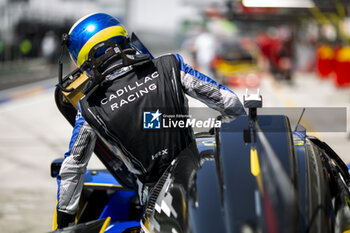 2024-03-01 - BOURDAIS Sébastien (fra), Cadillac Racing, Cadillac V-Series.R, pitstop, arrêt aux stands, portrait during the Qatar Airways Qatar 1812 KM, 1st round of the 2024 FIA World Endurance Championship, from February 29 to March 02, 2024 on the Losail International Circuit in Lusail, Qatar - FIA WEC - QATAR AIRWAYS QATAR 1812 KM - ENDURANCE - MOTORS