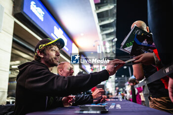 2024-03-01 - ROSSI Valentino (ita), Team WRT, BMW M4 GT3, autograph session, pitwall, portrait during the Qatar Airways Qatar 1812 KM, 1st round of the 2024 FIA World Endurance Championship, from February 29 to March 02, 2024 on the Losail International Circuit in Lusail, Qatar - FIA WEC - QATAR AIRWAYS QATAR 1812 KM - ENDURANCE - MOTORS