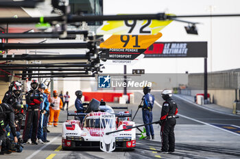 2024-03-01 - 06 ESTRE Kevin (fra), LOTTERER André (ger), VANTHOOR Laurens (bel), Porsche Penske Motorsport, Porsche 963 #06, Hypercar, ambiance during the Qatar Airways Qatar 1812 KM, 1st round of the 2024 FIA World Endurance Championship, from February 29 to March 02, 2024 on the Losail International Circuit in Lusail, Qatar - FIA WEC - QATAR AIRWAYS QATAR 1812 KM - ENDURANCE - MOTORS