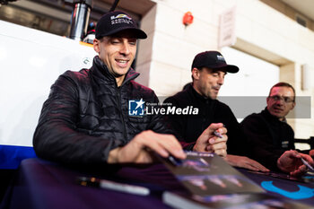 2024-03-01 - LYNN Alex (gbr), Cadillac Racing, Cadillac V-Series.R, portrait autograph session during the Qatar Airways Qatar 1812 KM, 1st round of the 2024 FIA World Endurance Championship, from February 29 to March 02, 2024 on the Losail International Circuit in Lusail, Qatar - FIA WEC - QATAR AIRWAYS QATAR 1812 KM - ENDURANCE - MOTORS