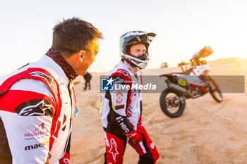 2024-03-02 - BRANCH Ross (BWA), Hero Motorsports Team Rally, Hero 450 Rally, FIM W2RC, MARE Aaron (ZAF), Srg Motorsports, KTM 450 Rally Replica, FIM W2RC, portrait during the Stage 5 of the 2024 Abu Dhabi Desert Challenge, on March 2, 2024 between Mzeer’ah and Abu Dhabi, United Arab Emirates - W2RC - ABU DHABI DESERT CHALLENGE 2024 - ENDURANCE - MOTORS