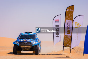 2024-03-02 - 215 BAUD Lionel (FRA), BAUD Lucie (FRA), Overdrive Racing, Toyota Hilux Overdrive, FIA W2RC, ambiance during the Stage 5 of the 2024 Abu Dhabi Desert Challenge, on March 2, 2024 between Mzeer’ah and Abu Dhabi, United Arab Emirates - W2RC - ABU DHABI DESERT CHALLENGE 2024 - ENDURANCE - MOTORS