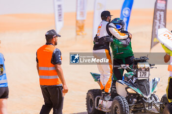 2024-03-02 - SEAIDAN Yasir (SAU), METGE Michael (FRA), Race World Team, BRP Can-Am Maverick XRS TURBO RR, FIA W2RC, portrait during the Stage 5 of the 2024 Abu Dhabi Desert Challenge, on March 2, 2024 between Mzeer’ah and Abu Dhabi, United Arab Emirates - W2RC - ABU DHABI DESERT CHALLENGE 2024 - ENDURANCE - MOTORS