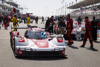 2024-03-02 - 05 CAMPBELL Matt (aus), CHRISTENSEN Michael (dnk), MAKOWIECKI Frédéric (fra), Porsche Penske Motorsport, Porsche 963 #05, Hypercar, ambiance on the grid during the Qatar Airways Qatar 1812 KM, 1st round of the 2024 FIA World Endurance Championship, from February 29 to March 02, 2024 on the Losail International Circuit in Lusail, Qatar - FIA WEC - QATAR AIRWAYS QATAR 1812 KM - ENDURANCE - MOTORS