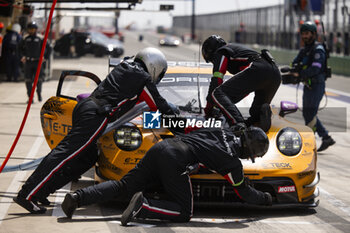 2024-03-02 - 92 MALYKHIN Aliaksandr (kna), STURM Joel (ger), BACHLER Klaus (aut), Manthey Purerxcing, Porsche 911 GT3 R #91, LM GT3, pit stop during the Qatar Airways Qatar 1812 KM, 1st round of the 2024 FIA World Endurance Championship, from February 29 to March 02, 2024 on the Losail International Circuit in Lusail, Qatar - FIA WEC - QATAR AIRWAYS QATAR 1812 KM - ENDURANCE - MOTORS