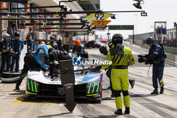 2024-03-02 - 93 JENSEN Mikkel (dnk), MULLER Nico (swi), VERGNE Jean-Eric (fra), Peugeot TotalEnergies, Peugeot 9x8 #93, Hypercar, pit stop during the Qatar Airways Qatar 1812 KM, 1st round of the 2024 FIA World Endurance Championship, from February 29 to March 02, 2024 on the Losail International Circuit in Lusail, Qatar - FIA WEC - QATAR AIRWAYS QATAR 1812 KM - ENDURANCE - MOTORS