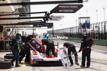 2024-03-02 - 06 ESTRE Kevin (fra), LOTTERER André (ger), VANTHOOR Laurens (bel), Porsche Penske Motorsport, Porsche 963 #06, Hypercar, pit stop during the Qatar Airways Qatar 1812 KM, 1st round of the 2024 FIA World Endurance Championship, from February 29 to March 02, 2024 on the Losail International Circuit in Lusail, Qatar - FIA WEC - QATAR AIRWAYS QATAR 1812 KM - ENDURANCE - MOTORS