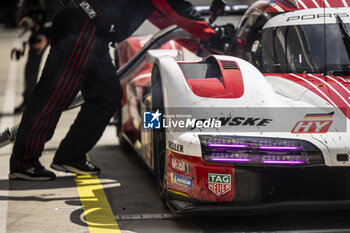 2024-03-02 - 06 ESTRE Kevin (fra), LOTTERER André (ger), VANTHOOR Laurens (bel), Porsche Penske Motorsport, Porsche 963 #06, Hypercar, ambiance during the Qatar Airways Qatar 1812 KM, 1st round of the 2024 FIA World Endurance Championship, from February 29 to March 02, 2024 on the Losail International Circuit in Lusail, Qatar - FIA WEC - QATAR AIRWAYS QATAR 1812 KM - ENDURANCE - MOTORS