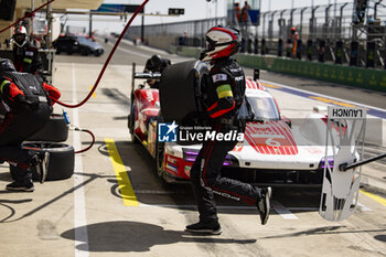 2024-03-02 - 06 ESTRE Kevin (fra), LOTTERER André (ger), VANTHOOR Laurens (bel), Porsche Penske Motorsport, Porsche 963 #06, Hypercar, pit stop during the Qatar Airways Qatar 1812 KM, 1st round of the 2024 FIA World Endurance Championship, from February 29 to March 02, 2024 on the Losail International Circuit in Lusail, Qatar - FIA WEC - QATAR AIRWAYS QATAR 1812 KM - ENDURANCE - MOTORS