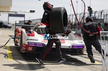 2024-03-02 - 06 ESTRE Kevin (fra), LOTTERER André (ger), VANTHOOR Laurens (bel), Porsche Penske Motorsport, Porsche 963 #06, Hypercar, pit stop during the Qatar Airways Qatar 1812 KM, 1st round of the 2024 FIA World Endurance Championship, from February 29 to March 02, 2024 on the Losail International Circuit in Lusail, Qatar - FIA WEC - QATAR AIRWAYS QATAR 1812 KM - ENDURANCE - MOTORS