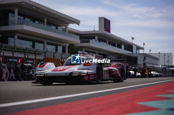 2024-03-02 - 06 ESTRE Kevin (fra), LOTTERER André (ger), VANTHOOR Laurens (bel), Porsche Penske Motorsport, Porsche 963 #06, Hypercar, grille de depart, starting grid during the Qatar Airways Qatar 1812 KM, 1st round of the 2024 FIA World Endurance Championship, from February 29 to March 02, 2024 on the Losail International Circuit in Lusail, Qatar - FIA WEC - QATAR AIRWAYS QATAR 1812 KM - ENDURANCE - MOTORS