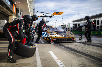 2024-03-02 - 91 LIETZ Richard (aut), SCHURING Morris (nld), SHAHIN Yasser (aus), Manthey EMA, Porsche 911 GT3 R #91, LM GT3, pitstop, arrêt aux stands, ambiance during the Qatar Airways Qatar 1812 KM, 1st round of the 2024 FIA World Endurance Championship, from February 29 to March 02, 2024 on the Losail International Circuit in Lusail, Qatar - FIA WEC - QATAR AIRWAYS QATAR 1812 KM - ENDURANCE - MOTORS