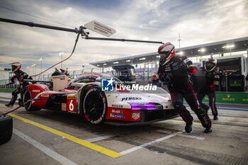 2024-03-02 - 06 ESTRE Kevin (fra), LOTTERER André (ger), VANTHOOR Laurens (bel), Porsche Penske Motorsport, Porsche 963 #06, Hypercar, pitstop, arrêt aux stands, ambiance during the Qatar Airways Qatar 1812 KM, 1st round of the 2024 FIA World Endurance Championship, from February 29 to March 02, 2024 on the Losail International Circuit in Lusail, Qatar - FIA WEC - QATAR AIRWAYS QATAR 1812 KM - ENDURANCE - MOTORS