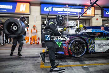 2024-03-02 - 93 JENSEN Mikkel (dnk), MULLER Nico (swi), VERGNE Jean-Eric (fra), Peugeot TotalEnergies, Peugeot 9x8 #93, Hypercar, pitstop, arrêt aux stands, ambiance during the Qatar Airways Qatar 1812 KM, 1st round of the 2024 FIA World Endurance Championship, from February 29 to March 02, 2024 on the Losail International Circuit in Lusail, Qatar - FIA WEC - QATAR AIRWAYS QATAR 1812 KM - ENDURANCE - MOTORS