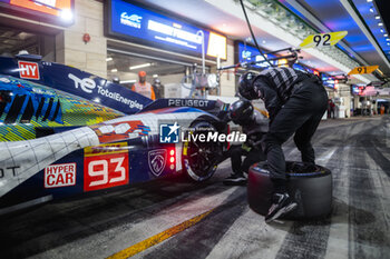 2024-03-02 - 93 JENSEN Mikkel (dnk), MULLER Nico (swi), VERGNE Jean-Eric (fra), Peugeot TotalEnergies, Peugeot 9x8 #93, Hypercar, pitstop, arrêt aux stands, ambiance during the Qatar Airways Qatar 1812 KM, 1st round of the 2024 FIA World Endurance Championship, from February 29 to March 02, 2024 on the Losail International Circuit in Lusail, Qatar - FIA WEC - QATAR AIRWAYS QATAR 1812 KM - ENDURANCE - MOTORS