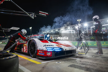 2024-03-02 - 05 CAMPBELL Matt (aus), CHRISTENSEN Michael (dnk), MAKOWIECKI Frédéric (fra), Porsche Penske Motorsport, Porsche 963 #05, Hypercar, pitstop, arrêt aux stands, ambiance during the Qatar Airways Qatar 1812 KM, 1st round of the 2024 FIA World Endurance Championship, from February 29 to March 02, 2024 on the Losail International Circuit in Lusail, Qatar - FIA WEC - QATAR AIRWAYS QATAR 1812 KM - ENDURANCE - MOTORS