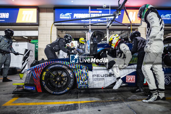 2024-03-02 - VANDOORNE Stoffel, Peugeot TotalEnergies, Peugeot 9x8, Peugeot TotalEnergies, Peugeot 9x8 #94, Hypercar, DI RESTA Paul (gbr), Peugeot TotalEnergies, Peugeot 9x8, pitstop, arrêt aux stands, ambiance during the Qatar Airways Qatar 1812 KM, 1st round of the 2024 FIA World Endurance Championship, from February 29 to March 02, 2024 on the Losail International Circuit in Lusail, Qatar - FIA WEC - QATAR AIRWAYS QATAR 1812 KM - ENDURANCE - MOTORS