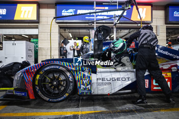 2024-03-02 - DI RESTA Paul (gbr), Peugeot TotalEnergies, Peugeot 9x8, pitstop, arrêt aux stands, ambiance during the Qatar Airways Qatar 1812 KM, 1st round of the 2024 FIA World Endurance Championship, from February 29 to March 02, 2024 on the Losail International Circuit in Lusail, Qatar - FIA WEC - QATAR AIRWAYS QATAR 1812 KM - ENDURANCE - MOTORS