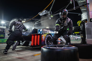 2024-03-02 - 94 DUVAL Loïc (fra), DI RESTA Paul (gbr), VANDOORNE Stoffel, Peugeot TotalEnergies, Peugeot 9x8 #94, Hypercar, pitstop, arrêt aux stands, ambiance during the Qatar Airways Qatar 1812 KM, 1st round of the 2024 FIA World Endurance Championship, from February 29 to March 02, 2024 on the Losail International Circuit in Lusail, Qatar - FIA WEC - QATAR AIRWAYS QATAR 1812 KM - ENDURANCE - MOTORS