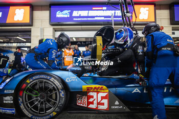 2024-03-02 - MILESI Charles (fra), Alpine Endurance Team, Alpine A424, pitstop, arrêt aux stands, ambiance during the Qatar Airways Qatar 1812 KM, 1st round of the 2024 FIA World Endurance Championship, from February 29 to March 02, 2024 on the Losail International Circuit in Lusail, Qatar - FIA WEC - QATAR AIRWAYS QATAR 1812 KM - ENDURANCE - MOTORS