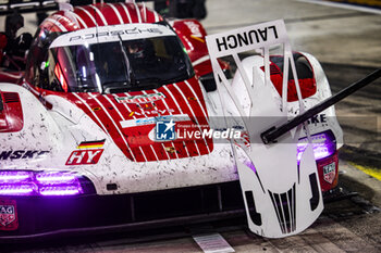 2024-03-02 - 06 ESTRE Kevin (fra), LOTTERER André (ger), VANTHOOR Laurens (bel), Porsche Penske Motorsport, Porsche 963 #06, Hypercar, pit stop during the Qatar Airways Qatar 1812 KM, 1st round of the 2024 FIA World Endurance Championship, from February 29 to March 02, 2024 on the Losail International Circuit in Lusail, Qatar - FIA WEC - QATAR AIRWAYS QATAR 1812 KM - ENDURANCE - MOTORS