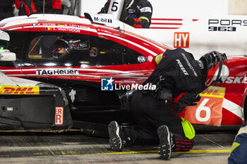 2024-03-02 - 06 ESTRE Kevin (fra), LOTTERER André (ger), VANTHOOR Laurens (bel), Porsche Penske Motorsport, Porsche 963 #06, Hypercar, doing a last minute pit stop to put a 06 sticker on the car during the Qatar Airways Qatar 1812 KM, 1st round of the 2024 FIA World Endurance Championship, from February 29 to March 02, 2024 on the Losail International Circuit in Lusail, Qatar - FIA WEC - QATAR AIRWAYS QATAR 1812 KM - ENDURANCE - MOTORS