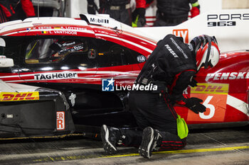 2024-03-02 - 06 ESTRE Kevin (fra), LOTTERER André (ger), VANTHOOR Laurens (bel), Porsche Penske Motorsport, Porsche 963 #06, Hypercar, doing a last minute pit stop to put a 06 sticker on the car during the Qatar Airways Qatar 1812 KM, 1st round of the 2024 FIA World Endurance Championship, from February 29 to March 02, 2024 on the Losail International Circuit in Lusail, Qatar - FIA WEC - QATAR AIRWAYS QATAR 1812 KM - ENDURANCE - MOTORS