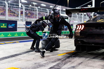 2024-03-02 - 88 OLSEN Dennis (dnk), O. PEDERSEN Mikkel (dnk), RODA Giorgio (ita), Proton Competition, Ford Mustang GT3 #88, mechanic, mecanicien pitlane, during the Qatar Airways Qatar 1812 KM, 1st round of the 2024 FIA World Endurance Championship, from February 29 to March 02, 2024 on the Losail International Circuit in Lusail, Qatar - FIA WEC - QATAR AIRWAYS QATAR 1812 KM - ENDURANCE - MOTORS