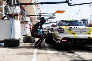 2024-03-02 - 92 MALYKHIN Aliaksandr (kna), STURM Joel (ger), BACHLER Klaus (aut), Manthey Purerxcing, Porsche 911 GT3 R #91, mechanic, mecanicien during the Qatar Airways Qatar 1812 KM, 1st round of the 2024 FIA World Endurance Championship, from February 29 to March 02, 2024 on the Losail International Circuit in Lusail, Qatar - FIA WEC - QATAR AIRWAYS QATAR 1812 KM - ENDURANCE - MOTORS