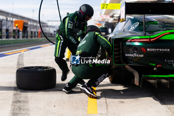 2024-03-02 - 777 SORENSEN Marco (dnk), MATEU Clément (fra), BASTARD Erwan (fra), D'Station Racing, Aston Martin Vantage GT3 #777, mechanic, mecanicien during the Qatar Airways Qatar 1812 KM, 1st round of the 2024 FIA World Endurance Championship, from February 29 to March 02, 2024 on the Losail International Circuit in Lusail, Qatar - FIA WEC - QATAR AIRWAYS QATAR 1812 KM - ENDURANCE - MOTORS