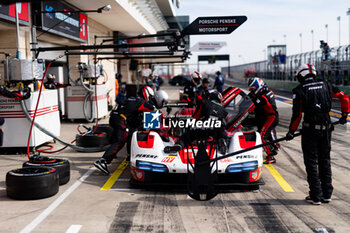 2024-03-02 - 05 CAMPBELL Matt (aus), CHRISTENSEN Michael (dnk), MAKOWIECKI Frédéric (fra), Porsche Penske Motorsport, Porsche 963 #05, mechanic, mecanicien pitlane, during the Qatar Airways Qatar 1812 KM, 1st round of the 2024 FIA World Endurance Championship, from February 29 to March 02, 2024 on the Losail International Circuit in Lusail, Qatar - FIA WEC - QATAR AIRWAYS QATAR 1812 KM - ENDURANCE - MOTORS