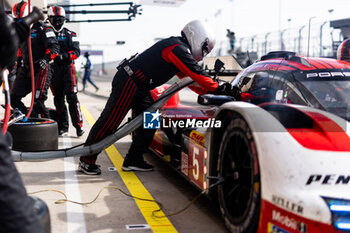 2024-03-02 - 05 CAMPBELL Matt (aus), CHRISTENSEN Michael (dnk), MAKOWIECKI Frédéric (fra), Porsche Penske Motorsport, Porsche 963 #05, mechanic, mecanicien during the Qatar Airways Qatar 1812 KM, 1st round of the 2024 FIA World Endurance Championship, from February 29 to March 02, 2024 on the Losail International Circuit in Lusail, Qatar - FIA WEC - QATAR AIRWAYS QATAR 1812 KM - ENDURANCE - MOTORS