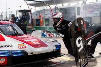 2024-03-02 - 05 CAMPBELL Matt (aus), CHRISTENSEN Michael (dnk), MAKOWIECKI Frédéric (fra), Porsche Penske Motorsport, Porsche 963 #05, mechanic, mecanicien during the Qatar Airways Qatar 1812 KM, 1st round of the 2024 FIA World Endurance Championship, from February 29 to March 02, 2024 on the Losail International Circuit in Lusail, Qatar - FIA WEC - QATAR AIRWAYS QATAR 1812 KM - ENDURANCE - MOTORS