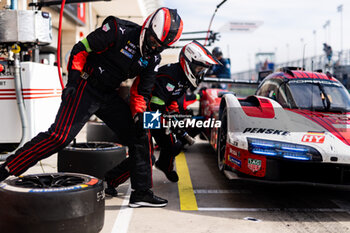 2024-03-02 - 05 CAMPBELL Matt (aus), CHRISTENSEN Michael (dnk), MAKOWIECKI Frédéric (fra), Porsche Penske Motorsport, Porsche 963 #05, mechanic, mecanicien during the Qatar Airways Qatar 1812 KM, 1st round of the 2024 FIA World Endurance Championship, from February 29 to March 02, 2024 on the Losail International Circuit in Lusail, Qatar - FIA WEC - QATAR AIRWAYS QATAR 1812 KM - ENDURANCE - MOTORS