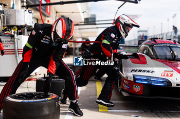 2024-03-02 - 05 CAMPBELL Matt (aus), CHRISTENSEN Michael (dnk), MAKOWIECKI Frédéric (fra), Porsche Penske Motorsport, Porsche 963 #05, mechanic, mecanicien during the Qatar Airways Qatar 1812 KM, 1st round of the 2024 FIA World Endurance Championship, from February 29 to March 02, 2024 on the Losail International Circuit in Lusail, Qatar - FIA WEC - QATAR AIRWAYS QATAR 1812 KM - ENDURANCE - MOTORS