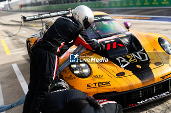 2024-03-02 - 91 LIETZ Richard (aut), SCHURING Morris (nld), SHAHIN Yasser (aus), Manthey EMA, Porsche 911 GT3 R #91, mechanic, mecanicien during the Qatar Airways Qatar 1812 KM, 1st round of the 2024 FIA World Endurance Championship, from February 29 to March 02, 2024 on the Losail International Circuit in Lusail, Qatar - FIA WEC - QATAR AIRWAYS QATAR 1812 KM - ENDURANCE - MOTORS