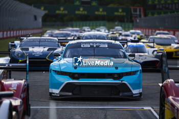 2024-04-17 - 77 BARKER Ben (gbr), HARDWICK Ryan (usa), ROBICHON Zacharie (can), Proton Competition, Ford Mustang GT3 #77, LM GT3, ambiance at family picture during the 2024 6 Hours of Imola, 2nd round of the 2024 FIA World Endurance Championship, from April 18 to 21, 2024 on the Autodromo Internazionale Enzo e Dino Ferrari in Imola, Qatar - FIA WEC - 6 HOURS OF IMOLA 2024 - ENDURANCE - MOTORS