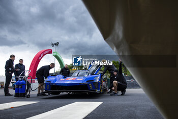 2024-04-18 - 02 BAMBER Earl (nzl), LYNN Alex (gbr), Cadillac Racing #02, Hypercar, scrutineering, verifications techniques during the 2024 6 Hours of Imola, 2nd round of the 2024 FIA World Endurance Championship, from April 18 to 21, 2024 on the Autodromo Internazionale Enzo e Dino Ferrari in Imola - FIA WEC - 6 HOURS OF IMOLA 2024 - ENDURANCE - MOTORS