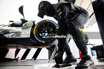2024-04-19 - Peugeot TotalEnergiesm mechanic, mecanicien during the 2024 6 Hours of Imola, 2nd round of the 2024 FIA World Endurance Championship, from April 18 to 21, 2024 on the Autodromo Internazionale Enzo e Dino Ferrari in Imola, Qatar - FIA WEC - 6 HOURS OF IMOLA 2024 - ENDURANCE - MOTORS