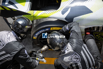 2024-04-19 - michelin, tyres, pneus, mecaniciens, mechanics, pitstop, arrêt aux stands, during the 2024 6 Hours of Imola, 2nd round of the 2024 FIA World Endurance Championship, from April 18 to 21, 2024 on the Autodromo Internazionale Enzo e Dino Ferrari in Imola, Qatar - FIA WEC - 6 HOURS OF IMOLA 2024 - ENDURANCE - MOTORS