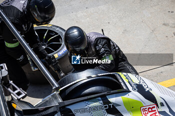 2024-04-19 - michelin, tyres, pneus, mecaniciens, mechanics, pitstop, arrêt aux stands, during the 2024 6 Hours of Imola, 2nd round of the 2024 FIA World Endurance Championship, from April 18 to 21, 2024 on the Autodromo Internazionale Enzo e Dino Ferrari in Imola, Qatar - FIA WEC - 6 HOURS OF IMOLA 2024 - ENDURANCE - MOTORS