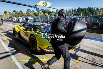 2024-04-19 - 60 SCHIAVONI Claudio (ita), CRESSONI Matteo (ita), PERERA Franck (fra), Iron Lynx, Lamborghini Huracan GT3 Evo2 #60, LM GT3, mecaniciens, mechanics, pitstop, arrêt aux stands during the 2024 6 Hours of Imola, 2nd round of the 2024 FIA World Endurance Championship, from April 18 to 21, 2024 on the Autodromo Internazionale Enzo e Dino Ferrari in Imola, Italy - FIA WEC - 6 HOURS OF IMOLA 2024 - ENDURANCE - MOTORS