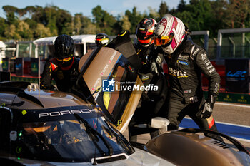 2024-04-19 - 38 RASMUSSEN Oliver (dnk), HANSON Philip (gbr), BUTTON Jenson (gbr), Hertz Team Jota, Porsche 963 #38, Hypercar, pitstop, arrêt aux stands during the 2024 6 Hours of Imola, 2nd round of the 2024 FIA World Endurance Championship, from April 18 to 21, 2024 on the Autodromo Internazionale Enzo e Dino Ferrari in Imola, Italy - FIA WEC - 6 HOURS OF IMOLA 2024 - ENDURANCE - MOTORS