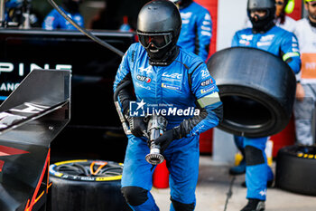 2024-04-19 - Alpine Endurance Team, mechanic, mecanicien, michelin, tyre, pneu, during the 2024 6 Hours of Imola, 2nd round of the 2024 FIA World Endurance Championship, from April 18 to 21, 2024 on the Autodromo Internazionale Enzo e Dino Ferrari in Imola, Qatar - FIA WEC - 6 HOURS OF IMOLA 2024 - ENDURANCE - MOTORS