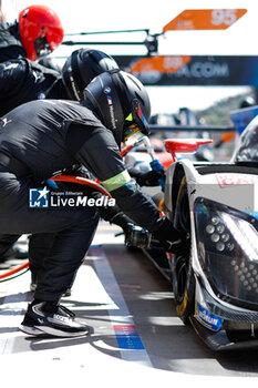 2024-04-20 - mecaniciens, mechanics, BMW M Team WRT, BMW Hybrid V8 #20, Hypercar, during the 2024 6 Hours of Imola, 2nd round of the 2024 FIA World Endurance Championship, from April 18 to 21, 2024 on the Autodromo Internazionale Enzo e Dino Ferrari in Imola, Qatar - FIA WEC - 6 HOURS OF IMOLA 2024 - ENDURANCE - MOTORS