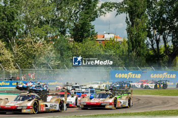 21/04/2024 - 38 RASMUSSEN Oliver (dnk), HANSON Philip (gbr), BUTTON Jenson (gbr), Hertz Team Jota, Porsche 963 #38, Hypercar, action start of the race, depart during the 2024 6 Hours of Imola, 2nd round of the 2024 FIA World Endurance Championship, from April 18 to 21, 2024 on the Autodromo Internazionale Enzo e Dino Ferrari in Imola, Italy - FIA WEC - 6 HOURS OF IMOLA 2024 - ENDURANCE - MOTORI